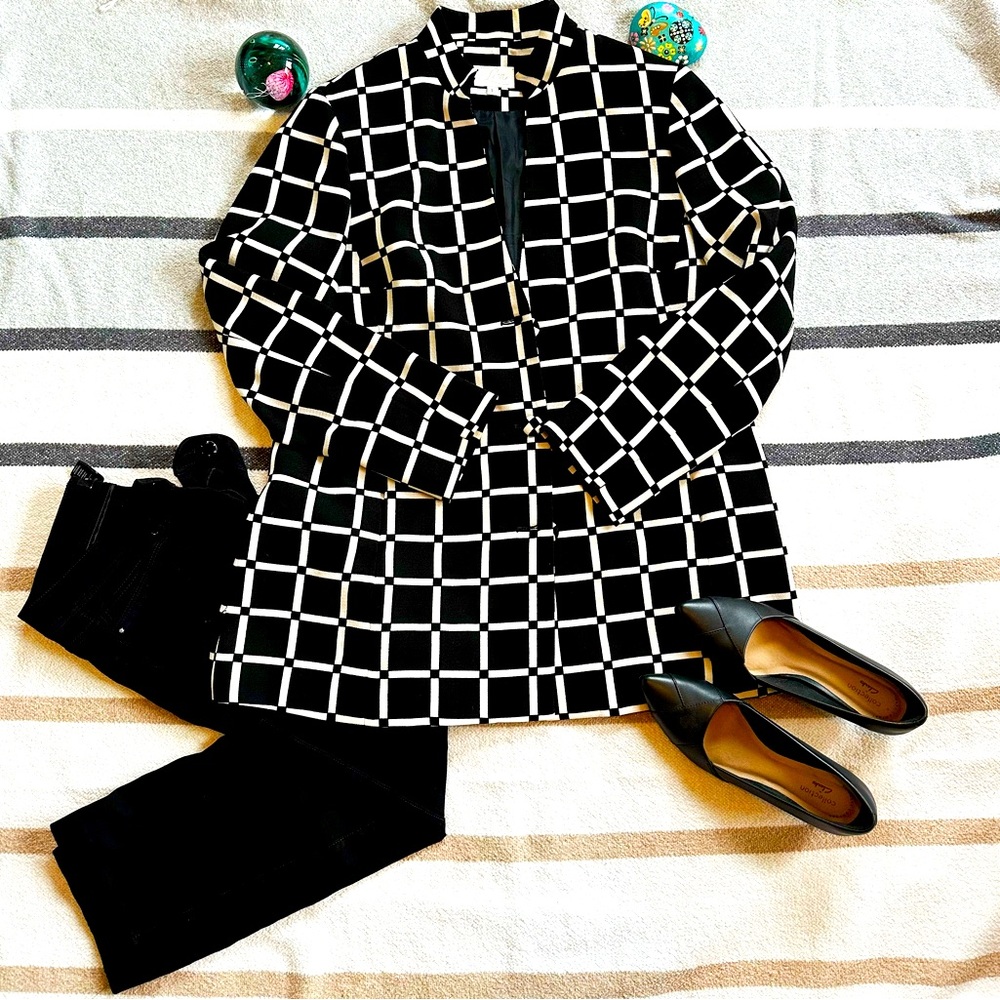 Size large black and white trendy blazer
